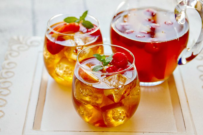 sweet-tea-sangria-with-peaches-and-raspberries-no-wm